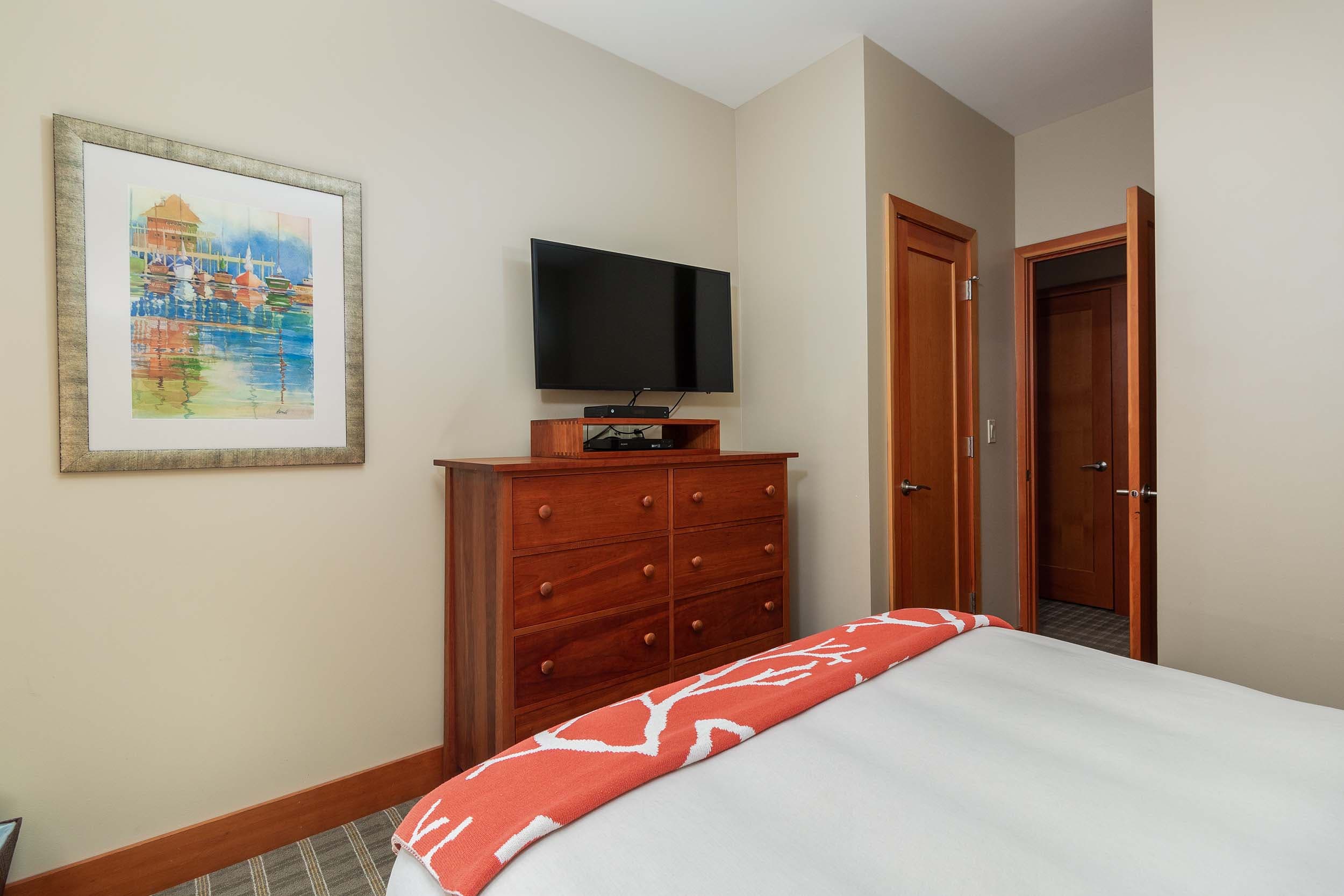 A bed and a TV in a 3 bedroom cottage at Headlands