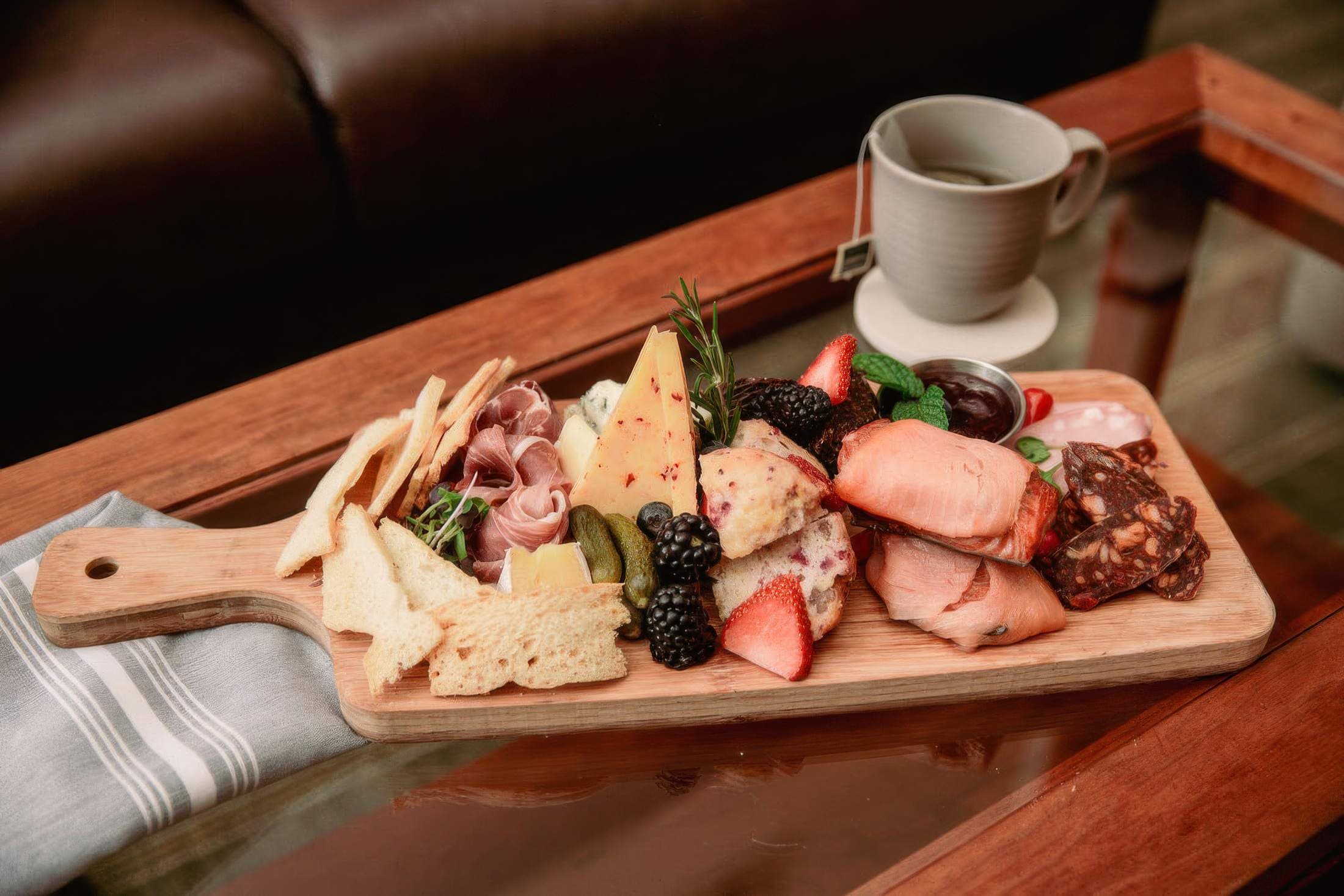 A chacuturre board and a mug of tea in a room at Headlands
